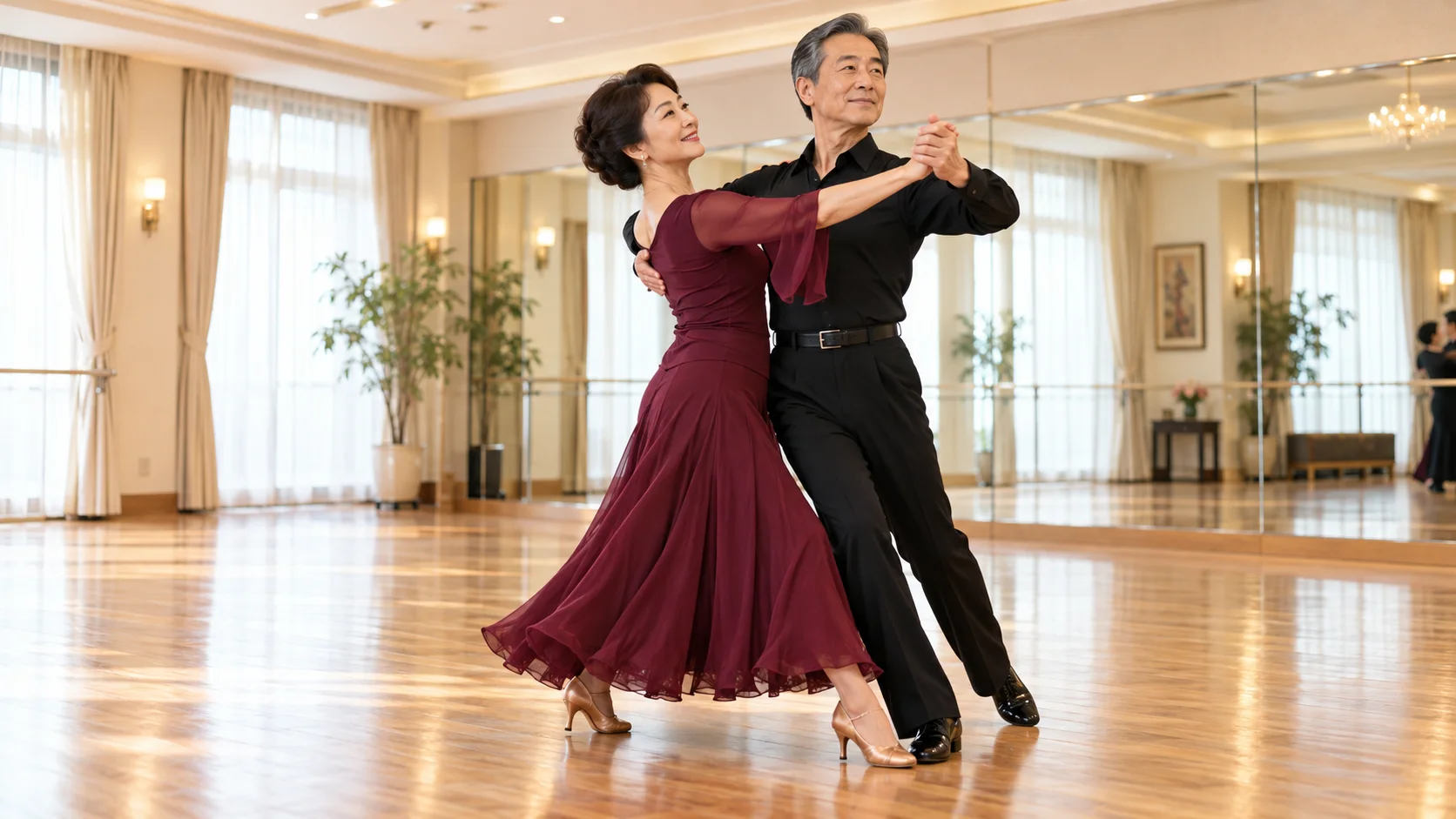 力まず自然な姿勢で社交ダンスを踊る男女