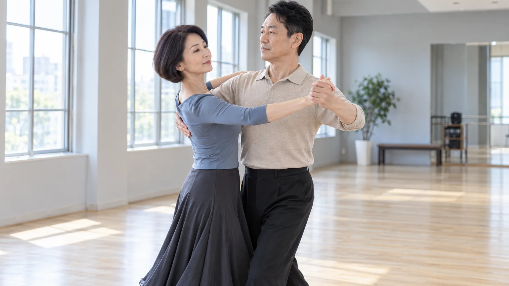 肩の力を抜いてホールドを整える社交ダンスの男女